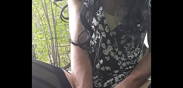Travesti ce masturbe dans les bois